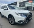 Белый Мицубиси Аутлендер, объемом двигателя 2.36 л и пробегом 225 тыс. км за 15300 $, фото 1 на Automoto.ua
