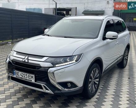 Белый Мицубиси Аутлендер, объемом двигателя 2.36 л и пробегом 112 тыс. км за 21500 $, фото 2 на Automoto.ua