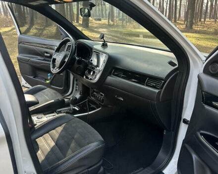 Белый Мицубиси Аутлендер, объемом двигателя 2.36 л и пробегом 114 тыс. км за 16999 $, фото 6 на Automoto.ua