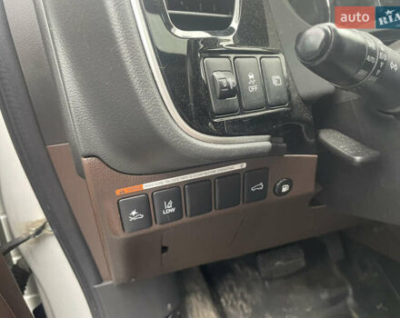 Белый Мицубиси Аутлендер, объемом двигателя 2 л и пробегом 142 тыс. км за 17400 $, фото 9 на Automoto.ua