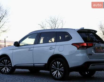 Міцубісі Аутлендер 2018 у Дрогобичі на Automoto.ua Білий Міцубісі Аутлендер, об'ємом двигуна 2.4 л та пробігом 59 тис. км за 17999 $, фото 11 на Automoto.ua
