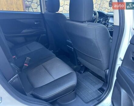 Белый Мицубиси Аутлендер, объемом двигателя 2 л и пробегом 56 тыс. км за 19400 $, фото 50 на Automoto.ua