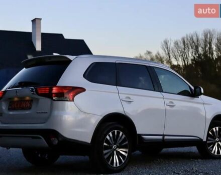 Міцубісі Аутлендер 2018 у Дрогобичі на Automoto.ua Білий Міцубісі Аутлендер, об'ємом двигуна 2.4 л та пробігом 59 тис. км за 17999 $, фото 10 на Automoto.ua