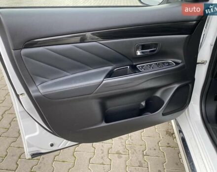 Білий Міцубісі Аутлендер, об'ємом двигуна 2 л та пробігом 118 тис. км за 17800 $, фото 45 на Automoto.ua