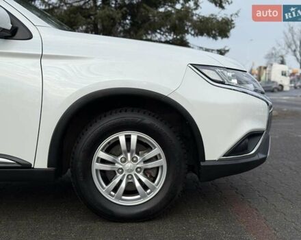 Белый Мицубиси Аутлендер, объемом двигателя 2 л и пробегом 45 тыс. км за 20200 $, фото 26 на Automoto.ua