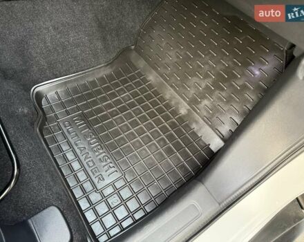 Белый Мицубиси Аутлендер, объемом двигателя 2 л и пробегом 45 тыс. км за 20200 $, фото 60 на Automoto.ua