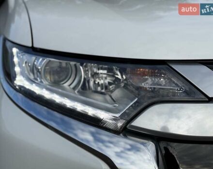 Белый Мицубиси Аутлендер, объемом двигателя 2 л и пробегом 45 тыс. км за 20200 $, фото 37 на Automoto.ua