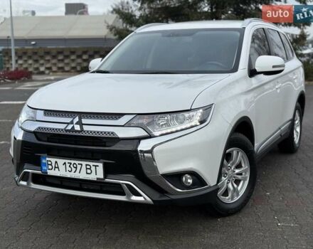 Белый Мицубиси Аутлендер, объемом двигателя 2 л и пробегом 45 тыс. км за 20200 $, фото 5 на Automoto.ua