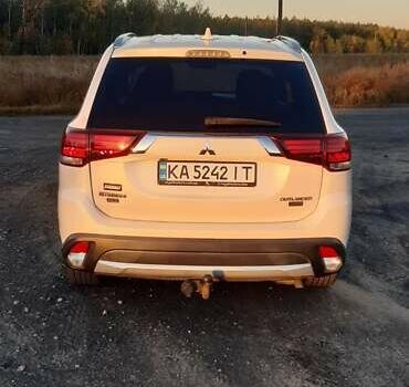 Белый Мицубиси Аутлендер, объемом двигателя 2.36 л и пробегом 57 тыс. км за 17200 $, фото 1 на Automoto.ua