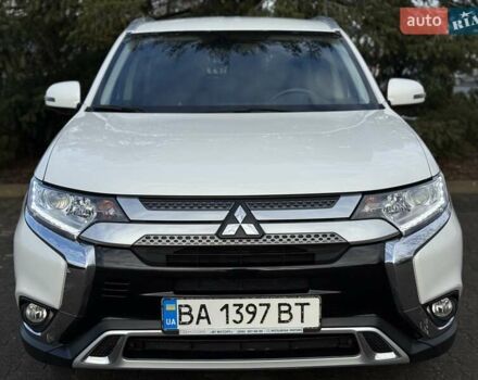 Белый Мицубиси Аутлендер, объемом двигателя 2 л и пробегом 45 тыс. км за 20200 $, фото 34 на Automoto.ua