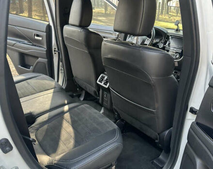 Белый Мицубиси Аутлендер, объемом двигателя 2.36 л и пробегом 114 тыс. км за 16999 $, фото 7 на Automoto.ua