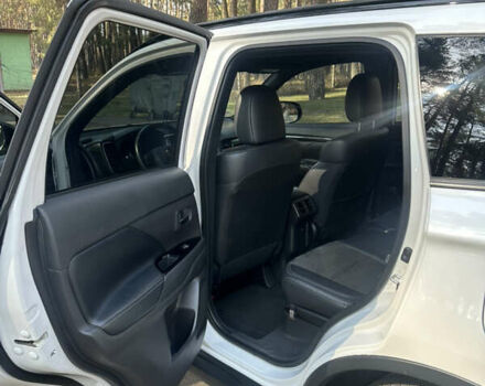 Белый Мицубиси Аутлендер, объемом двигателя 2.36 л и пробегом 114 тыс. км за 16999 $, фото 4 на Automoto.ua