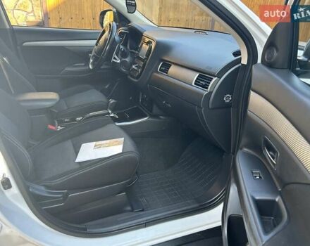 Белый Мицубиси Аутлендер, объемом двигателя 2 л и пробегом 56 тыс. км за 19400 $, фото 41 на Automoto.ua