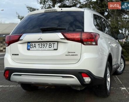 Белый Мицубиси Аутлендер, объемом двигателя 2 л и пробегом 45 тыс. км за 20200 $, фото 21 на Automoto.ua