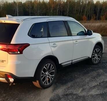 Белый Мицубиси Аутлендер, объемом двигателя 2.36 л и пробегом 57 тыс. км за 17200 $, фото 2 на Automoto.ua