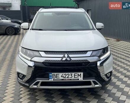 Белый Мицубиси Аутлендер, объемом двигателя 2.36 л и пробегом 112 тыс. км за 21500 $, фото 1 на Automoto.ua