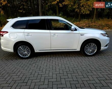 Мицубиси Аутлендер 2018 в Львове на Automoto.ua Белый Мицубиси Аутлендер, объемом двигателя 2 л и пробегом 177 тыс. км за 19950 $, фото 4 на Automoto.ua
