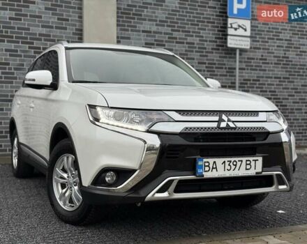 Белый Мицубиси Аутлендер, объемом двигателя 2 л и пробегом 45 тыс. км за 20200 $, фото 1 на Automoto.ua
