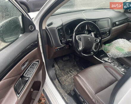 Белый Мицубиси Аутлендер, объемом двигателя 2 л и пробегом 142 тыс. км за 17400 $, фото 7 на Automoto.ua