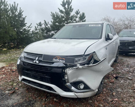 Белый Мицубиси Аутлендер, объемом двигателя 2 л и пробегом 142 тыс. км за 17400 $, фото 1 на Automoto.ua