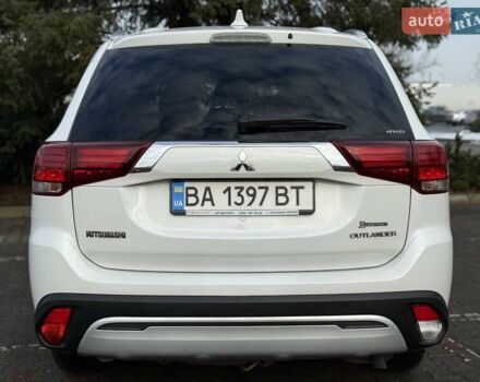Белый Мицубиси Аутлендер, объемом двигателя 2 л и пробегом 45 тыс. км за 20200 $, фото 18 на Automoto.ua