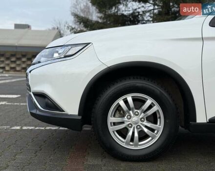 Белый Мицубиси Аутлендер, объемом двигателя 2 л и пробегом 45 тыс. км за 20200 $, фото 10 на Automoto.ua