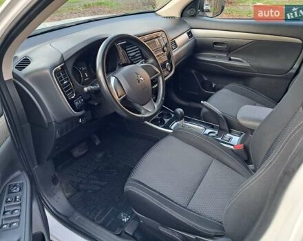 Белый Мицубиси Аутлендер, объемом двигателя 2 л и пробегом 49 тыс. км за 16500 $, фото 3 на Automoto.ua