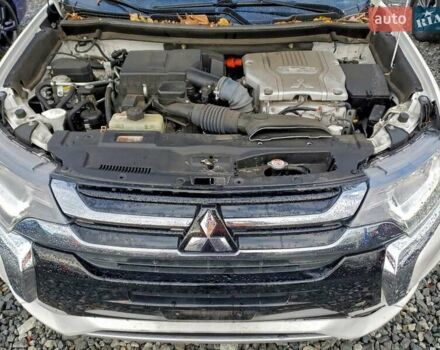 Білий Міцубісі Аутлендер, об'ємом двигуна 2 л та пробігом 117 тис. км за 4000 $, фото 11 на Automoto.ua