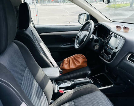 Мицубиси Аутлендер 2018 в Борисполе на Automoto.ua Белый Мицубиси Аутлендер, объемом двигателя 2.36 л и пробегом 92 тыс. км за 16900 $, фото 20 на Automoto.ua