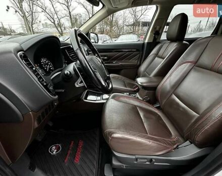 Белый Мицубиси Аутлендер, объемом двигателя 2 л и пробегом 192 тыс. км за 19500 $, фото 12 на Automoto.ua