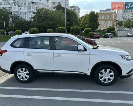 Белый Мицубиси Аутлендер, объемом двигателя 2 л и пробегом 19 тыс. км за 18500 $, фото 2 на Automoto.ua