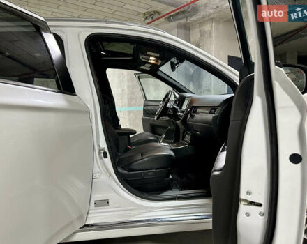 Белый Мицубиси Аутлендер, объемом двигателя 2 л и пробегом 70 тыс. км за 24300 $, фото 55 на Automoto.ua