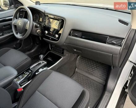 Білий Міцубісі Аутлендер, об'ємом двигуна 2 л та пробігом 19 тис. км за 17700 $, фото 18 на Automoto.ua