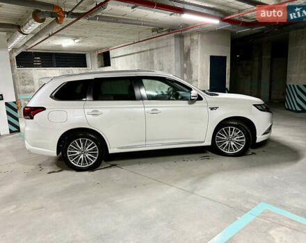 Белый Мицубиси Аутлендер, объемом двигателя 2 л и пробегом 70 тыс. км за 24300 $, фото 26 на Automoto.ua