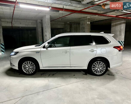 Белый Мицубиси Аутлендер, объемом двигателя 2 л и пробегом 70 тыс. км за 24300 $, фото 16 на Automoto.ua