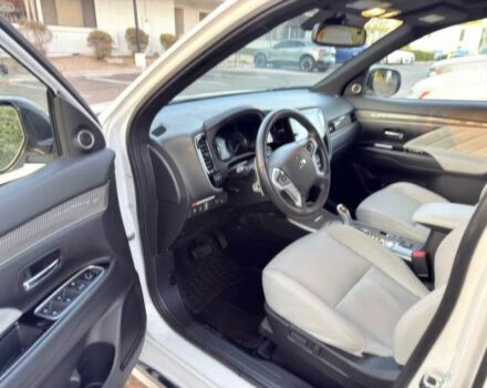 Білий Міцубісі Аутлендер, об'ємом двигуна 2 л та пробігом 34 тис. км за 17000 $, фото 5 на Automoto.ua