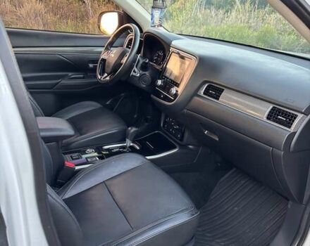 Белый Мицубиси Аутлендер, объемом двигателя 3 л и пробегом 177 тыс. км за 19200 $, фото 10 на Automoto.ua