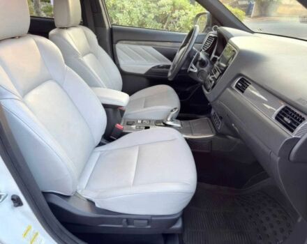 Білий Міцубісі Аутлендер, об'ємом двигуна 2 л та пробігом 34 тис. км за 17000 $, фото 8 на Automoto.ua