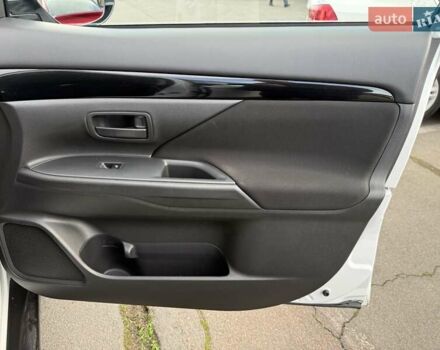 Білий Міцубісі Аутлендер, об'ємом двигуна 2 л та пробігом 19 тис. км за 17700 $, фото 17 на Automoto.ua