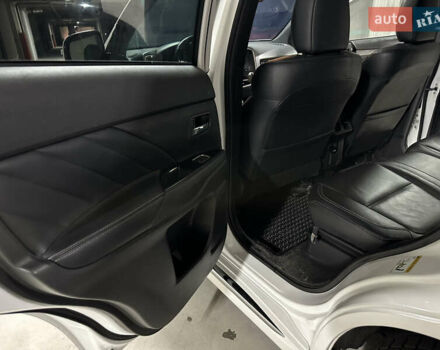 Белый Мицубиси Аутлендер, объемом двигателя 2 л и пробегом 70 тыс. км за 24300 $, фото 45 на Automoto.ua