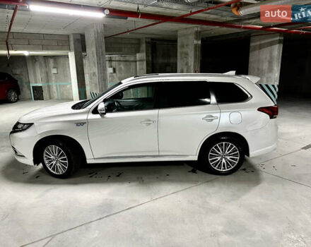 Белый Мицубиси Аутлендер, объемом двигателя 2 л и пробегом 70 тыс. км за 24300 $, фото 35 на Automoto.ua