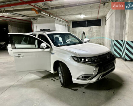 Белый Мицубиси Аутлендер, объемом двигателя 2 л и пробегом 70 тыс. км за 24300 $, фото 5 на Automoto.ua