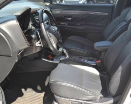 Мицубиси Аутлендер 2019 в Ровно на Automoto.ua Белый Мицубиси Аутлендер, объемом двигателя 2 л и пробегом 37 тыс. км за 6000 $, фото 5 на Automoto.ua