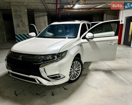 Белый Мицубиси Аутлендер, объемом двигателя 2 л и пробегом 70 тыс. км за 24300 $, фото 1 на Automoto.ua