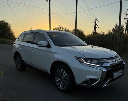 Белый Мицубиси Аутлендер, объемом двигателя 3 л и пробегом 177 тыс. км за 19200 $, фото 2 на Automoto.ua