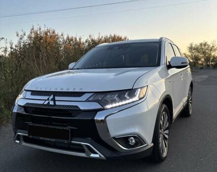 Белый Мицубиси Аутлендер, объемом двигателя 3 л и пробегом 177 тыс. км за 19200 $, фото 3 на Automoto.ua