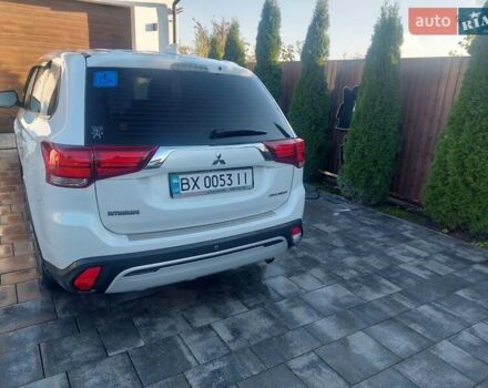 Белый Мицубиси Аутлендер, объемом двигателя 2 л и пробегом 108 тыс. км за 19000 $, фото 3 на Automoto.ua