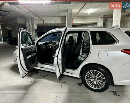 Белый Мицубиси Аутлендер, объемом двигателя 2 л и пробегом 70 тыс. км за 24300 $, фото 52 на Automoto.ua