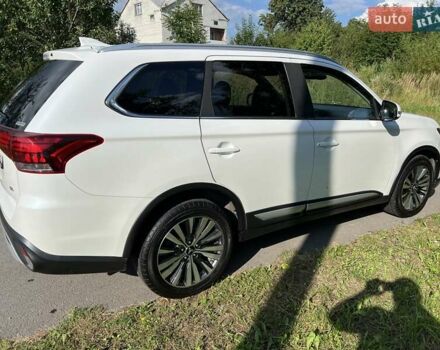 Белый Мицубиси Аутлендер, объемом двигателя 2.36 л и пробегом 160 тыс. км за 17400 $, фото 4 на Automoto.ua