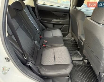 Білий Міцубісі Аутлендер, об'ємом двигуна 2 л та пробігом 19 тис. км за 17700 $, фото 16 на Automoto.ua